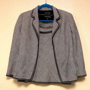 Women skirt and suit. Navy blue and white. Anne Klein new york. Size 8